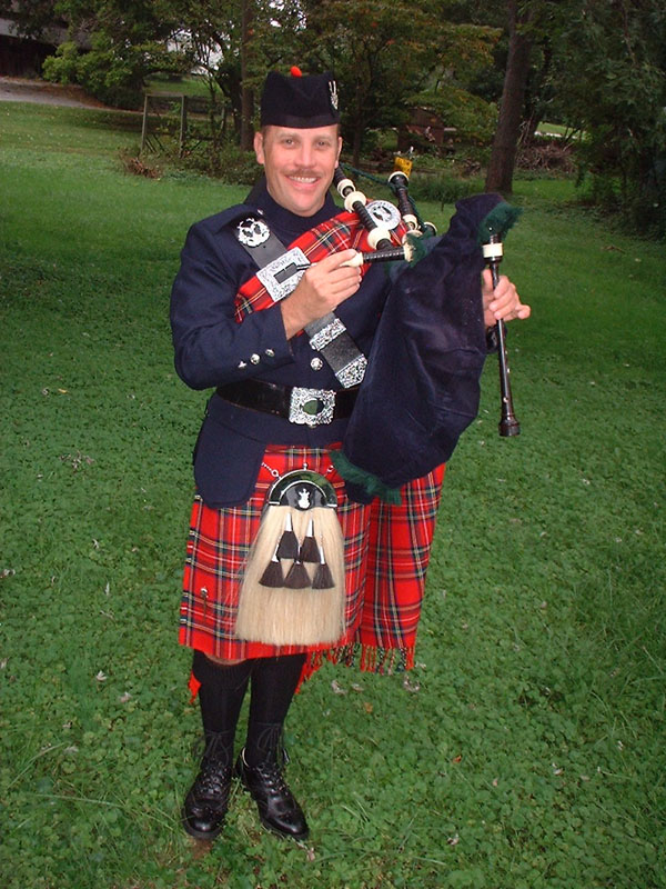 Bagpiper Images of BagPiper Paul Cora in full regalia